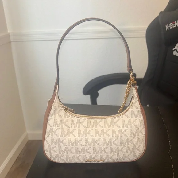 Michael Kors Cream Monogram Shoulder Bag with Gold Chain - Picture 4 of 7